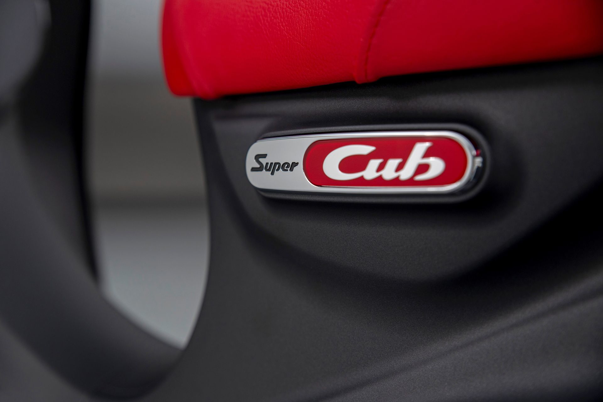 Detalle icónico emblema Honda Super Cub