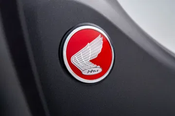 Emblema clásico de Honda en la Super Cub 125 2024, icono de eficiencia.
