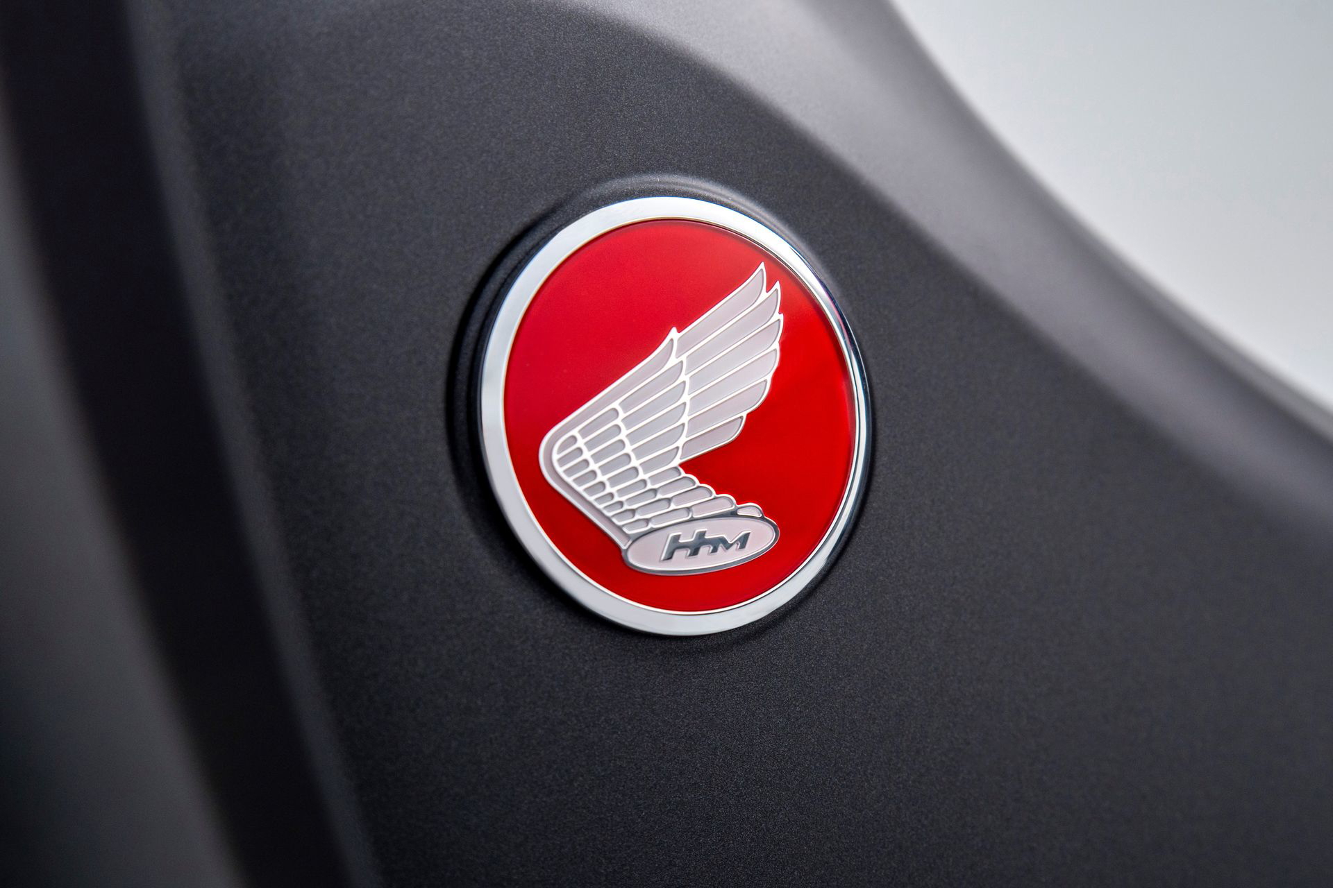 Emblema clásico de Honda en la Super Cub 125 2024, icono de eficiencia.