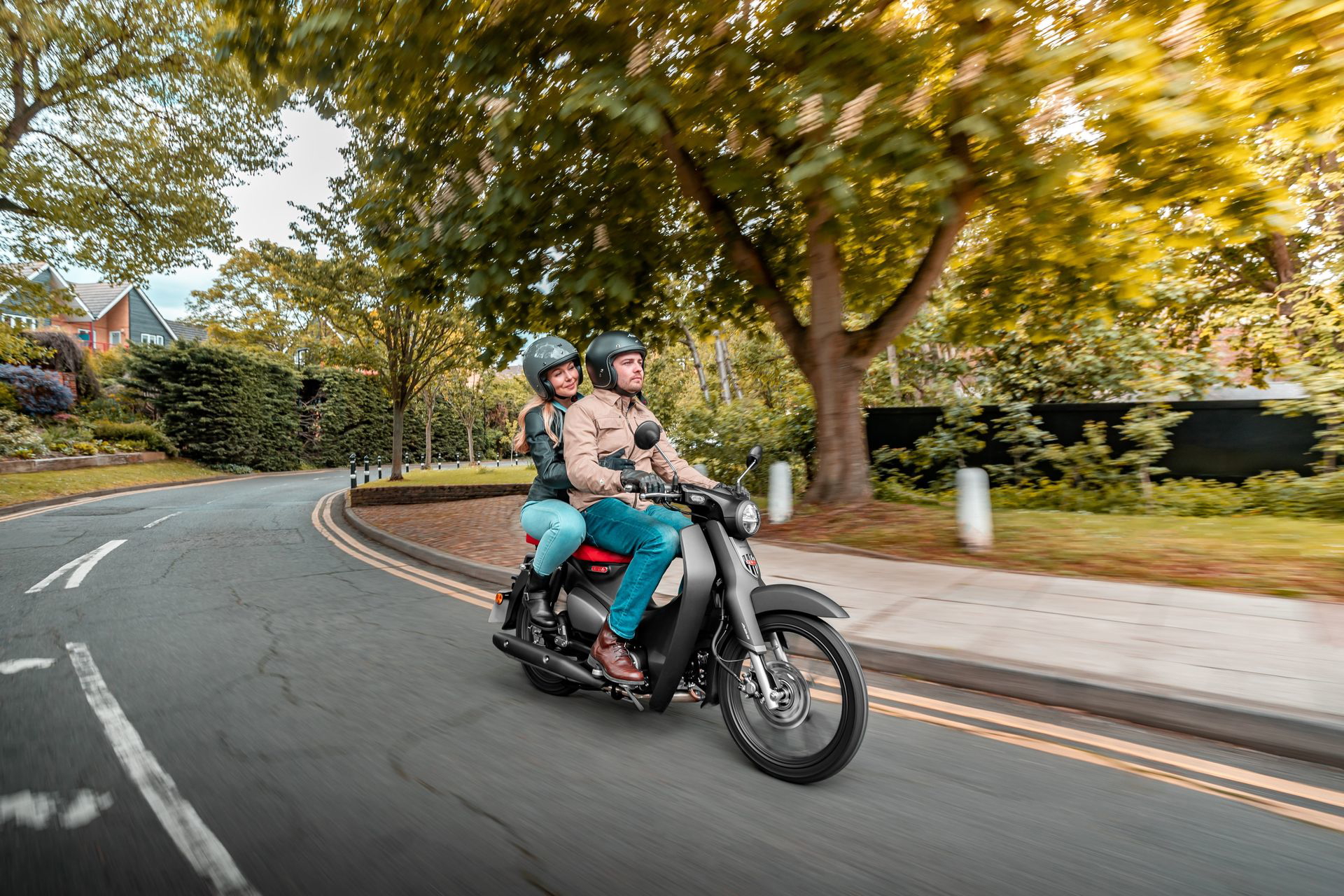 Honda Super Cub 125 en acción, ícono de eficiencia y economía.