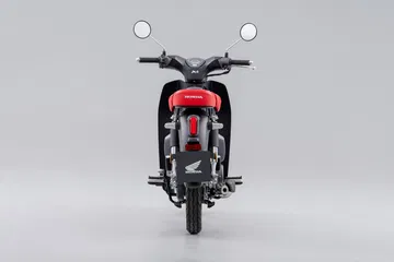 Vista trasera de la icónica Honda Super Cub 125, eficiencia y estilo clásico.