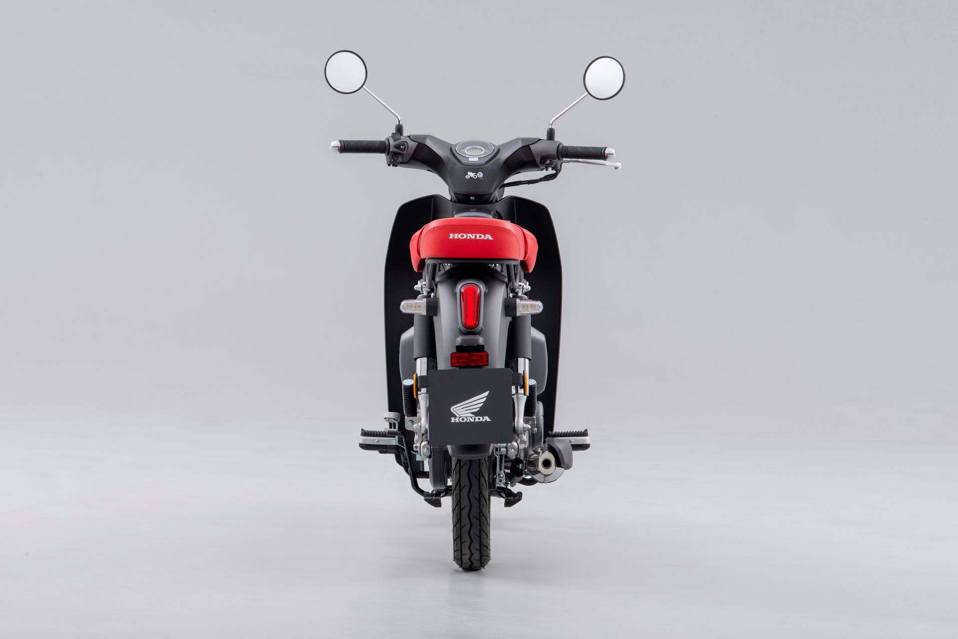 Vista trasera de la icónica Honda Super Cub 125, eficiencia y estilo clásico.