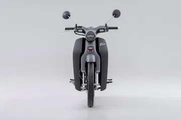 Vista frontal de la legendaria Honda Super Cub 125, eficiencia y estilo atemporal.