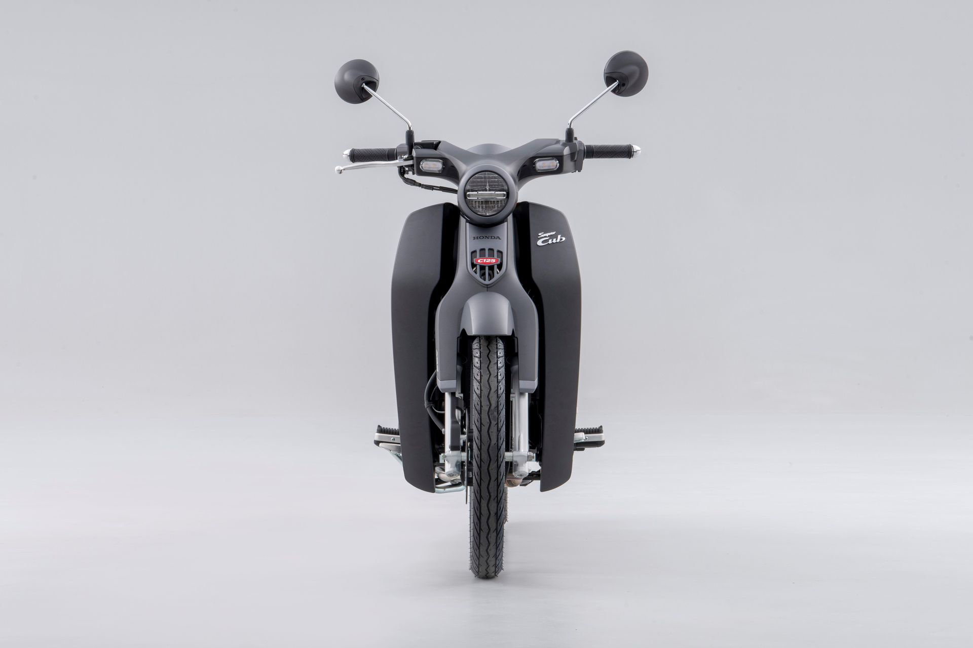 Vista frontal de la legendaria Honda Super Cub 125, eficiencia y estilo atemporal.