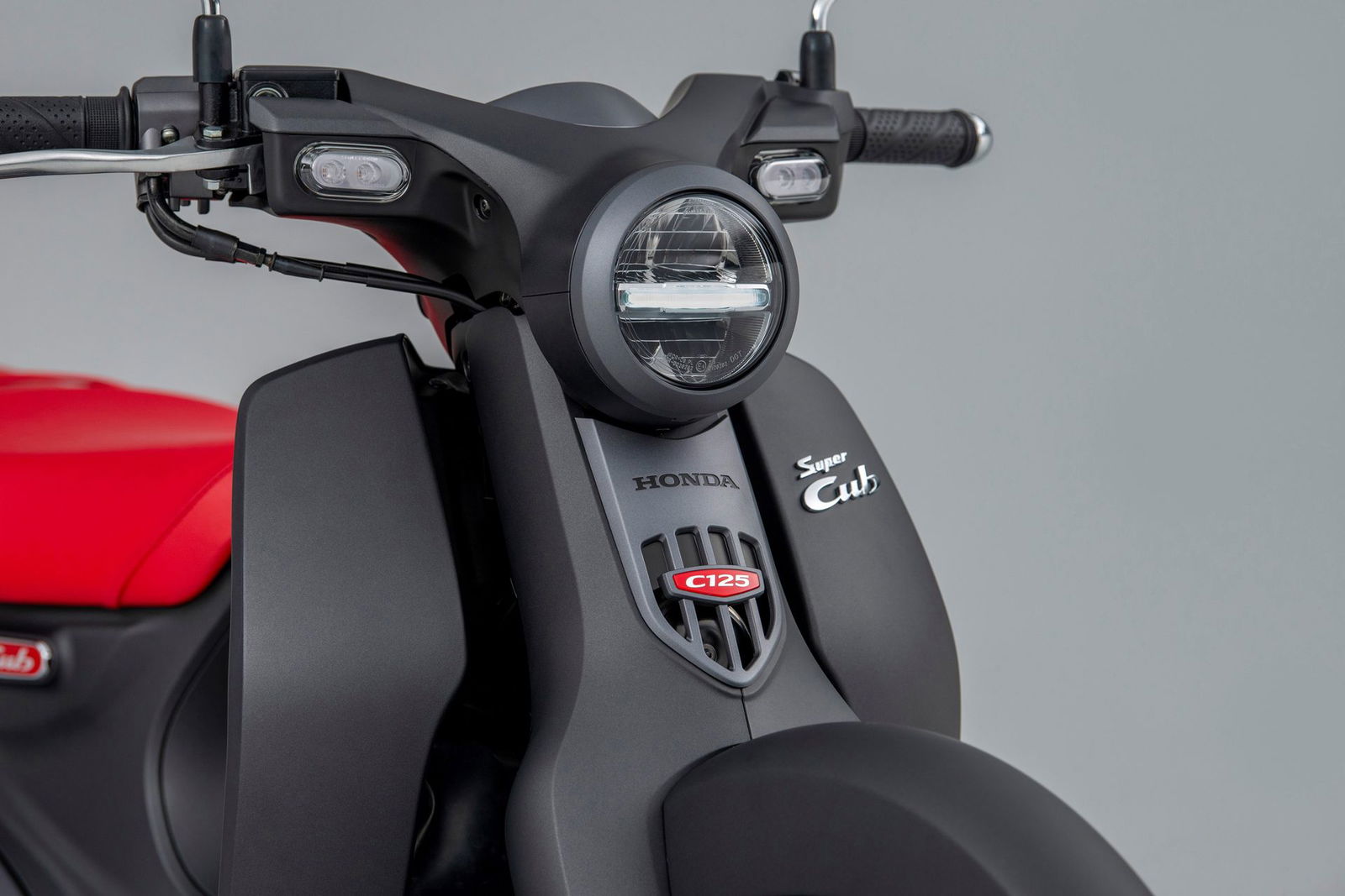 Vista detallada del cuadro de instrumentos de la Honda Super Cub 125, modelo 2024. Vista detallada del cuadro de instrumentos de la Honda Super Cub 125, modelo 2024.