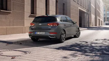 Vista dinámica de la parte trasera y lateral del Hyundai i30 2024.