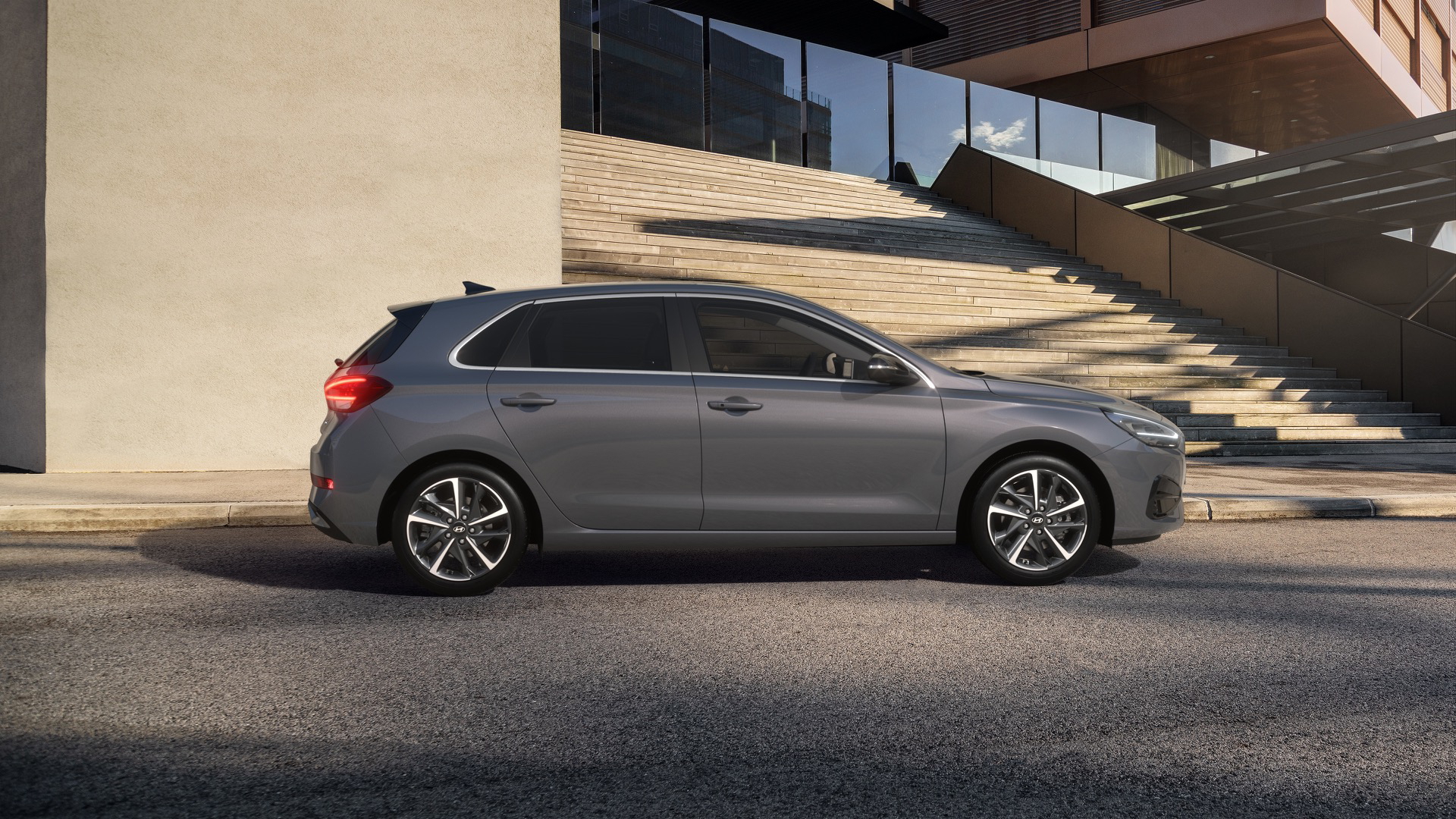 Vista lateral dinámica del Hyundai i30 2024 captura su diseño contemporáneo.