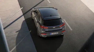 Vista aérea destacando la línea y diseño trasero del Hyundai i30 2024.