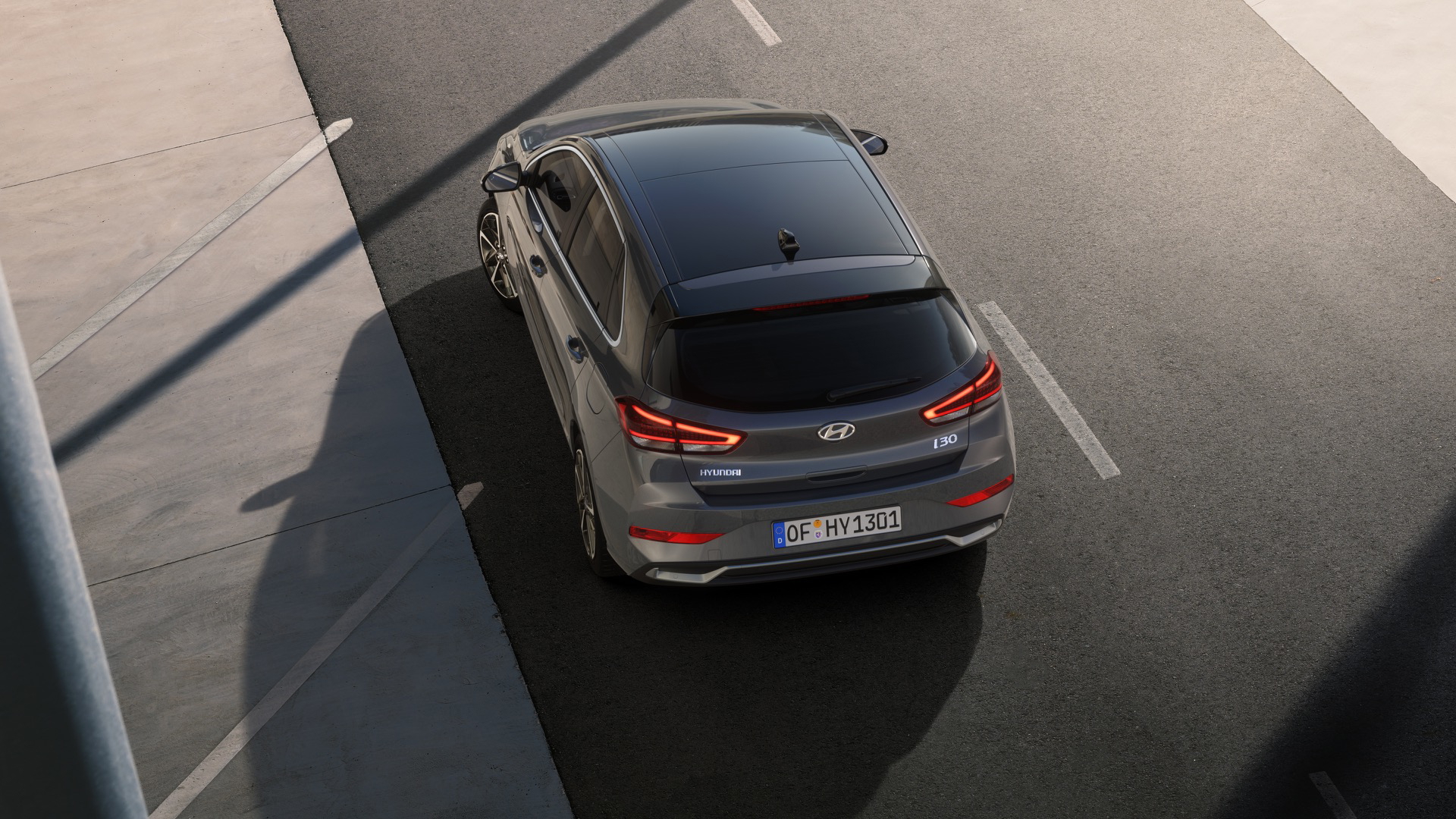 Vista aérea destacando la línea y diseño trasero del Hyundai i30 2024.