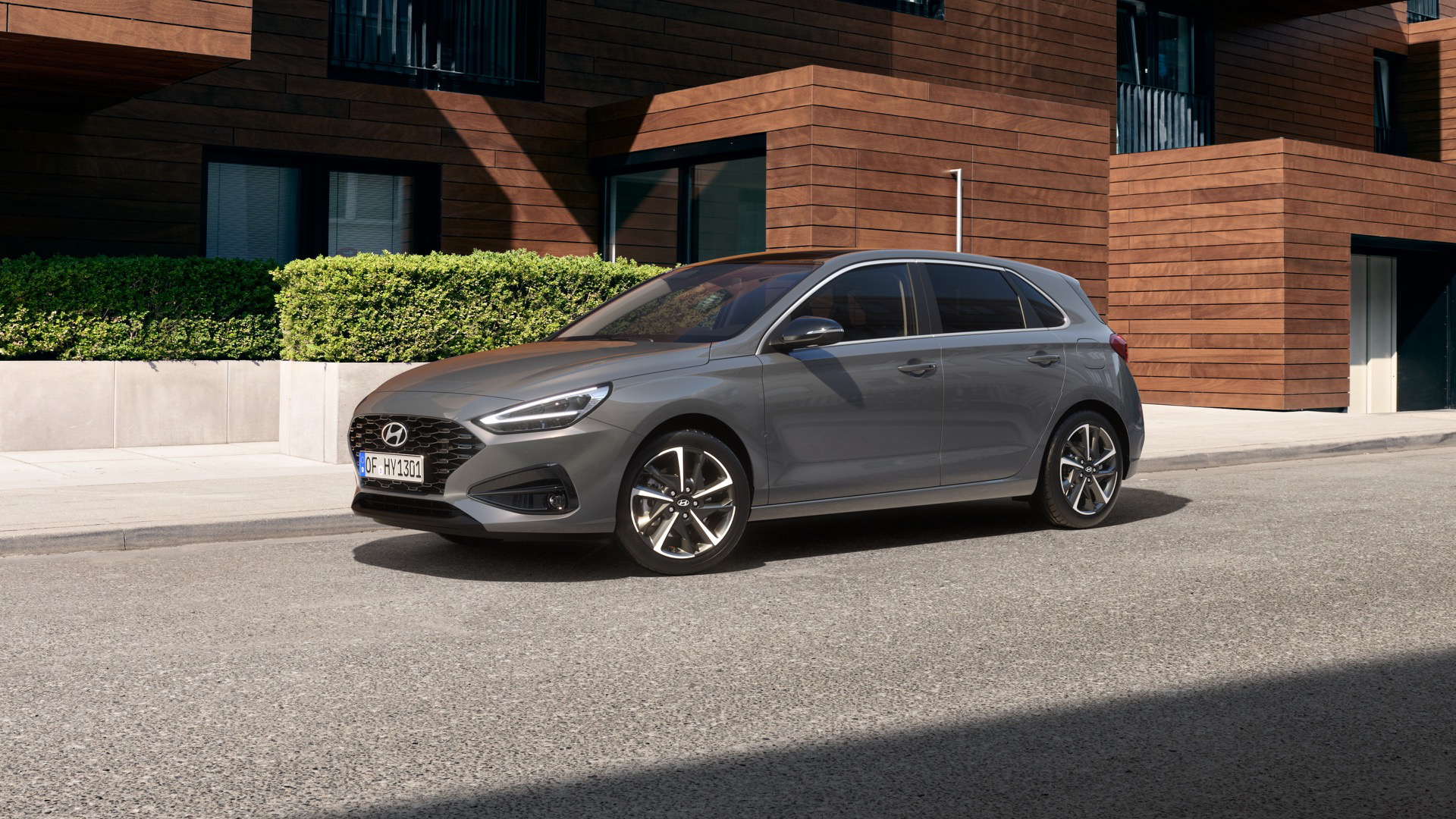 Vista lateral del Hyundai i30 2024 resaltando su diseño aerodinámico.