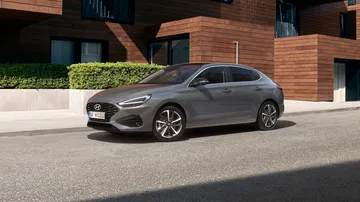 Vista lateral del Hyundai i30 Fastback 2024, destacando su silueta aerodinámica.