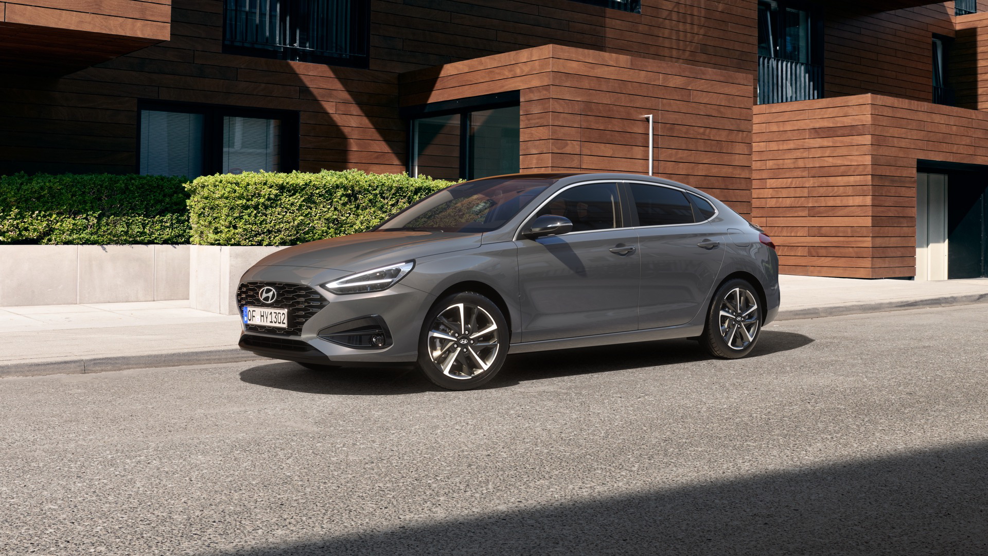 Vista lateral del Hyundai i30 Fastback 2024, destacando su silueta aerodinámica.