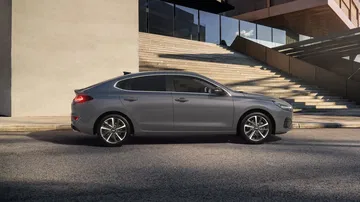 Vista lateral del Hyundai i30 Fastback 2024 mostrando su silueta aerodinámica.