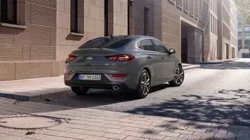 Vista trasera y lateral del Hyundai i30 con diseño elegante y moderno.