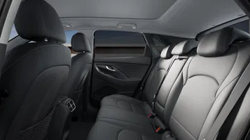 Vista trasera de los asientos del Hyundai i30 Fastback 2024, acabados y ergonomía destacados.