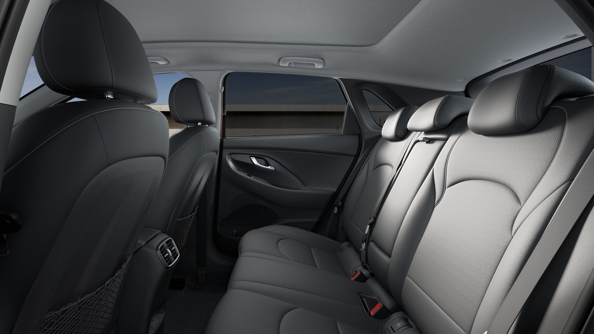 Vista trasera de los asientos del Hyundai i30 Fastback 2024, acabados y ergonomía destacados.