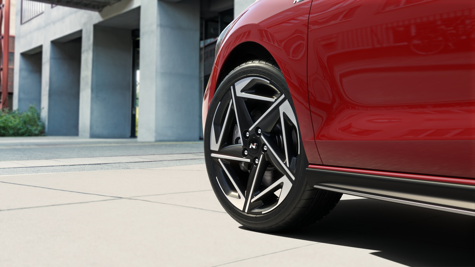 Vista dinámica de la llanta y parcial de la carrocería del Hyundai i30 Fastback N Line 2024.