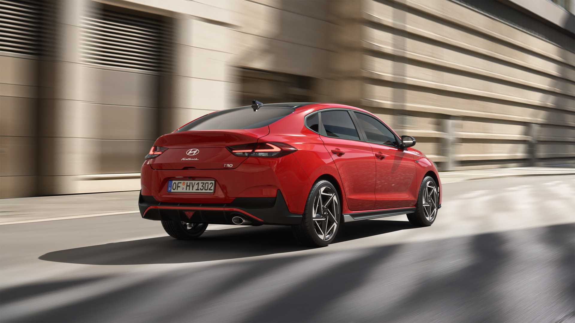 Vista dinámica del Hyundai i30 Fastback N Line en movimiento, enfatizando su diseño aerodinámico.