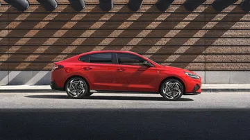 Vista lateral del Hyundai i30 Fastback N Line mostrando su línea deportiva.