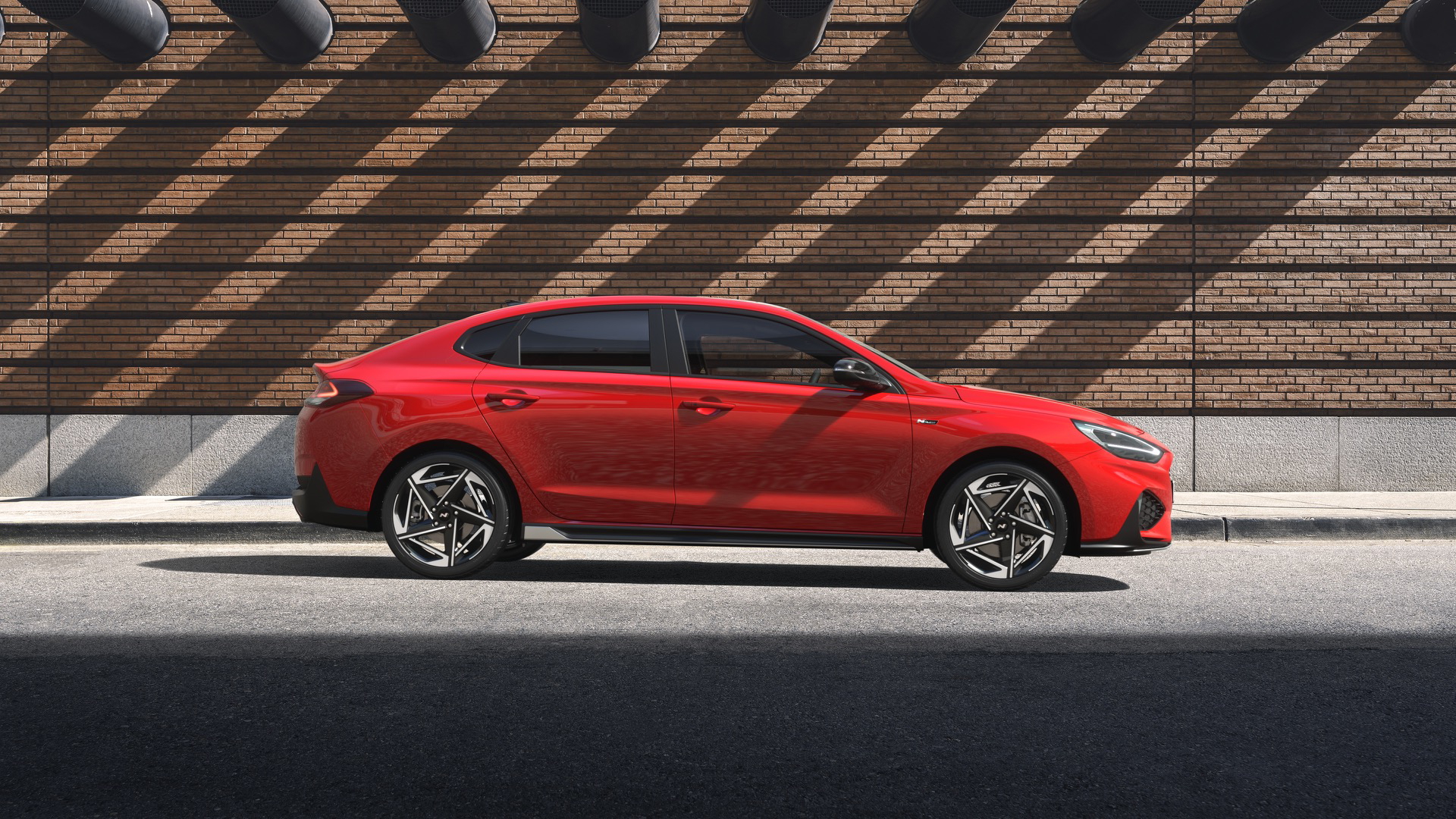 Vista lateral del Hyundai i30 Fastback N Line mostrando su línea deportiva.