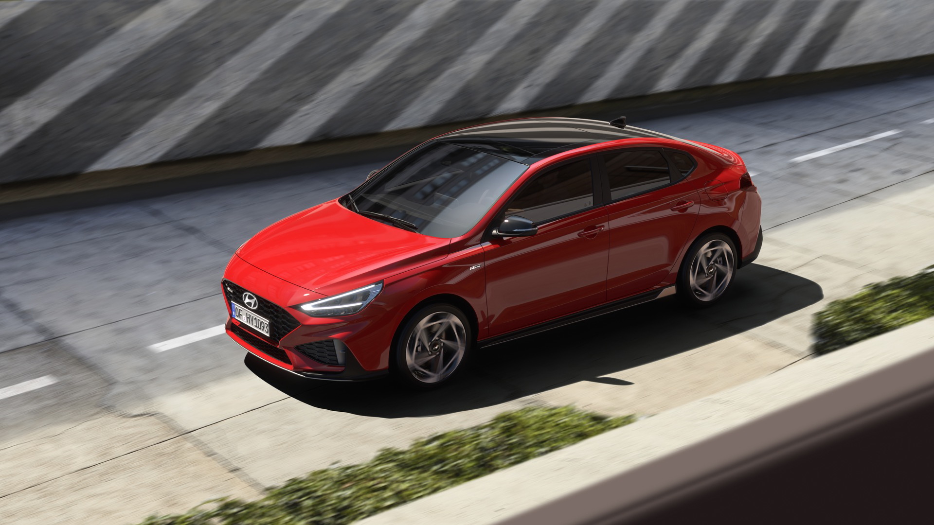 Vista lateral del Hyundai i30 Fastback N Line 2024 destacando su línea deportiva