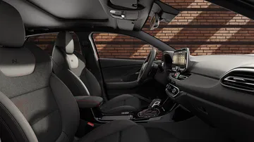 Vista lateral del habitáculo del Hyundai i30 Fastback N Line, destacando acabados y ergonomía