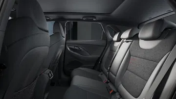 Vista de los asientos traseros del Hyundai i30 N Line 2024, destacando su confort y diseño.