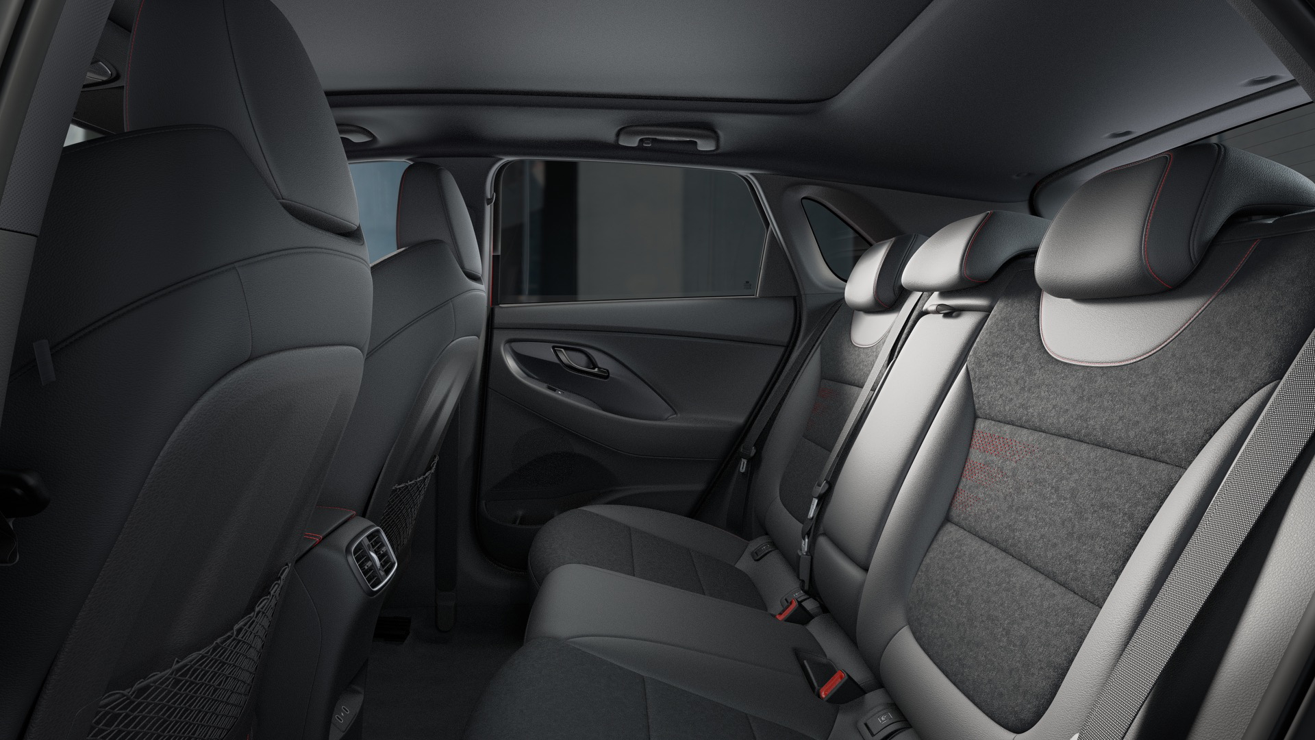 Vista de los asientos traseros del Hyundai i30 N Line 2024, destacando su confort y diseño.