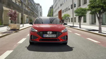 Vista frontal del Hyundai i30 N Line 2024, destacando su diseño deportivo