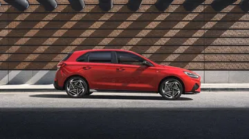 Vista lateral del Hyundai i30 N Line 2024 destilando deportividad
