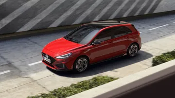 Vista lateral del Hyundai i30 N Line 2024 revelando su dinámica silueta