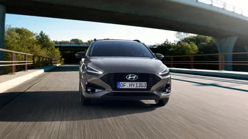 Vista dinámica del Hyundai i30 Wagon 2024 en carretera.