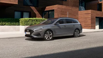 Vista lateral Hyundai i30 Wagon 2024, mostrando líneas y diseño dinámico.