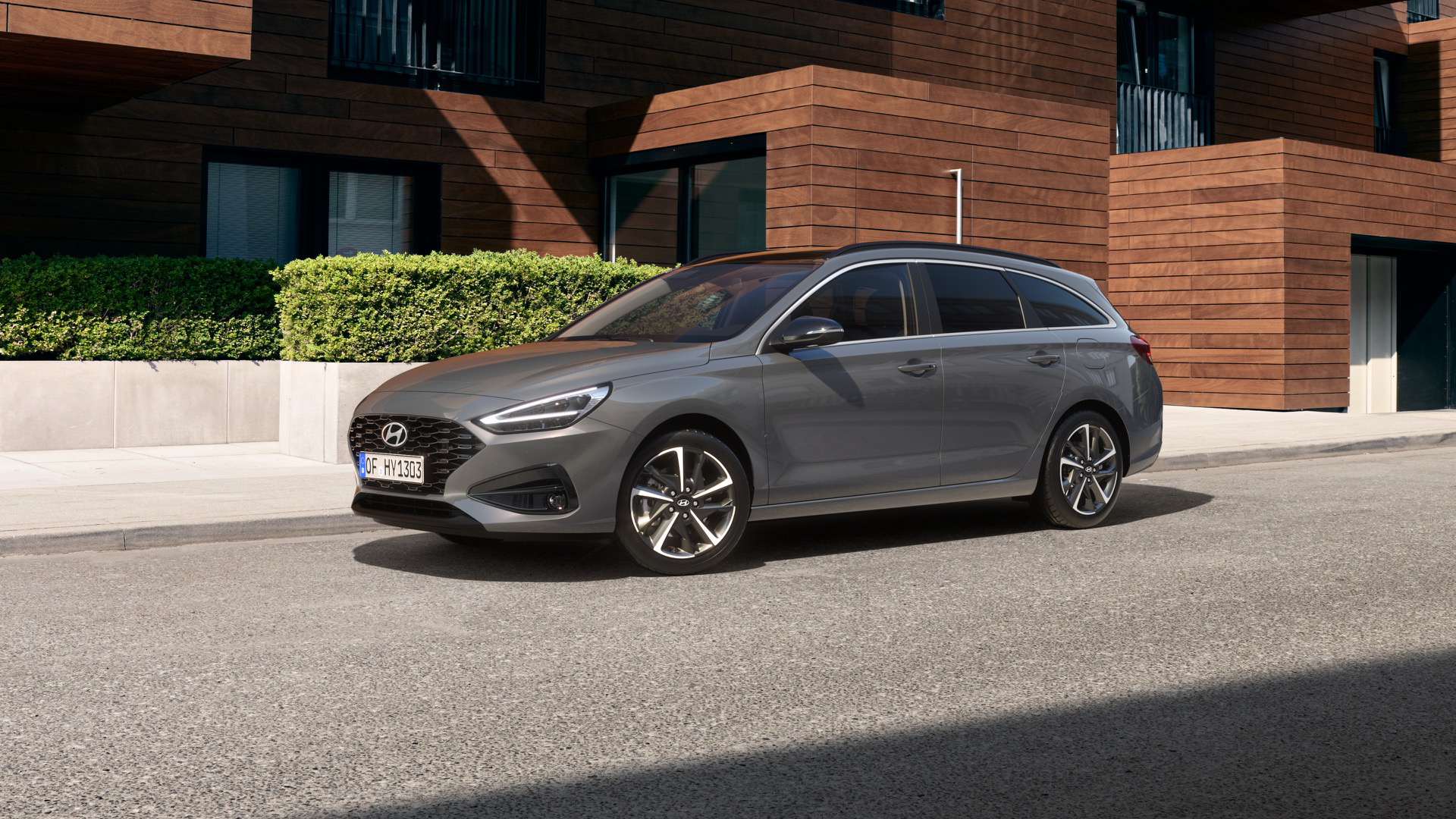 Vista lateral Hyundai i30 Wagon 2024, mostrando líneas y diseño dinámico.
