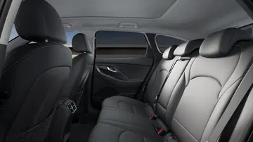 Habitáculo trasero del Hyundai i30 Wagon 2024 destacando amplitud y acabados.