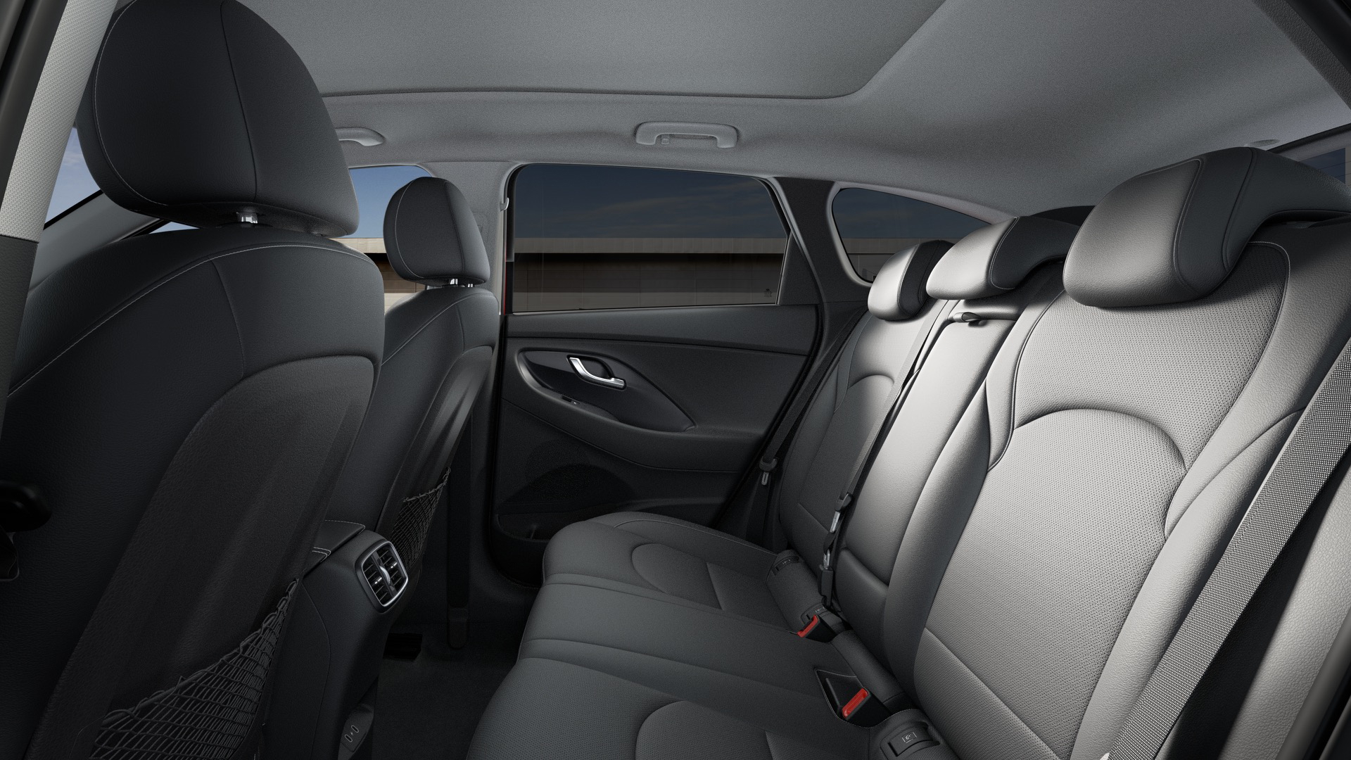 Habitáculo trasero del Hyundai i30 Wagon 2024 destacando amplitud y acabados.