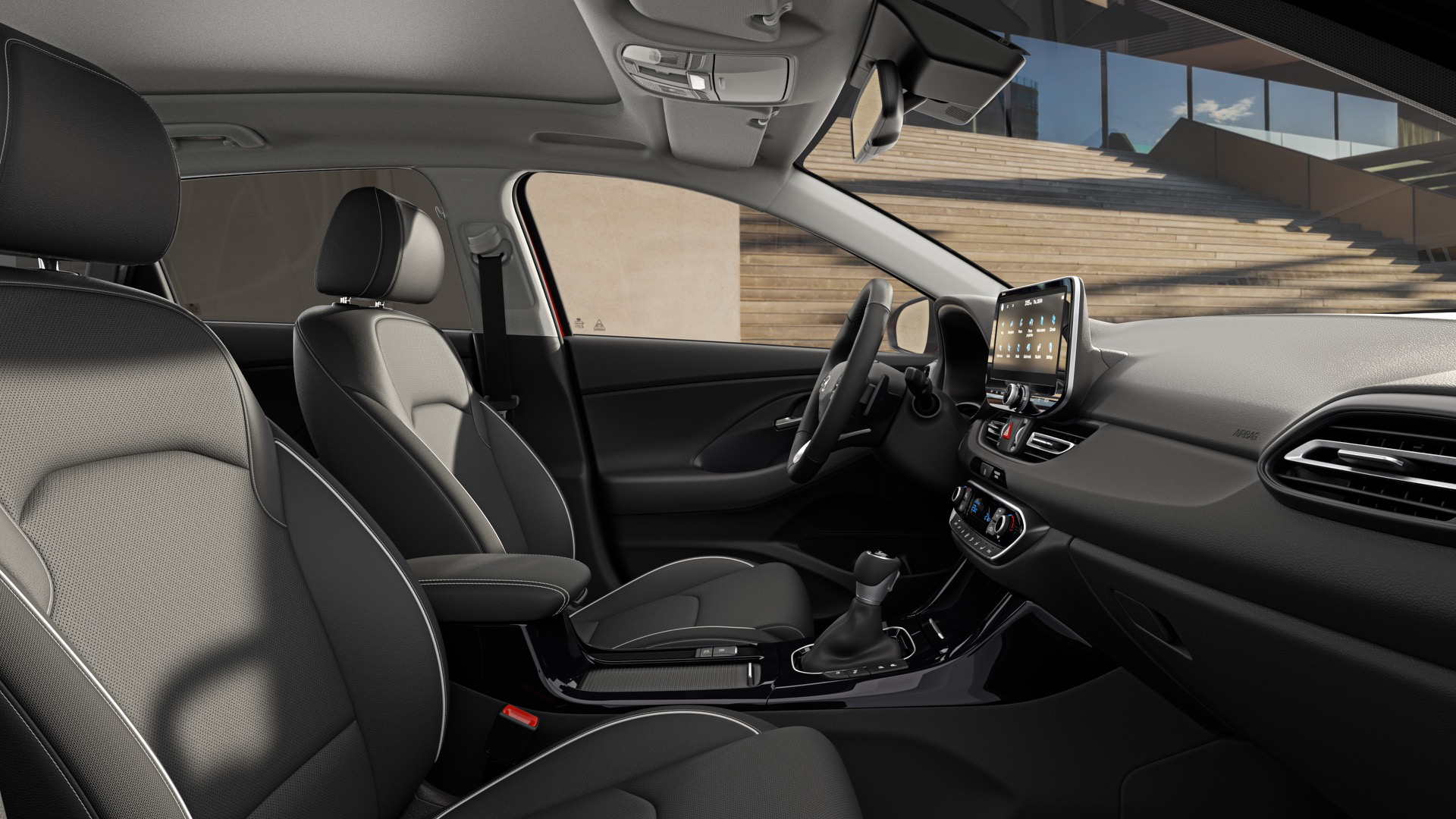 Vista lateral delantera de la cabina del Hyundai i30 Wagon 2024, diseño moderno y ergonómico.