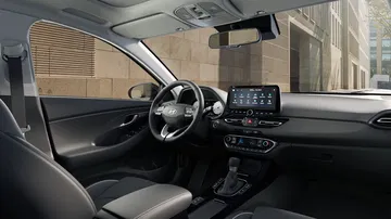 Vista lateral del puesto de conducción del Hyundai i30 Wagon 2024, acabados modernos.