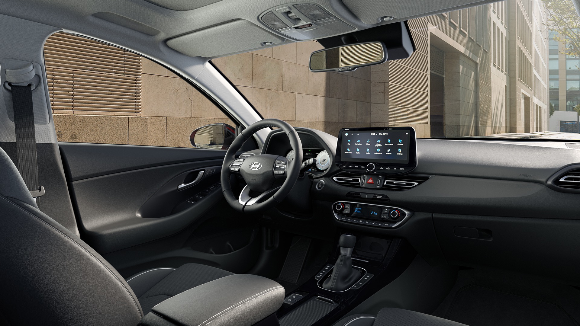 Vista lateral del puesto de conducción del Hyundai i30 Wagon 2024, acabados modernos.