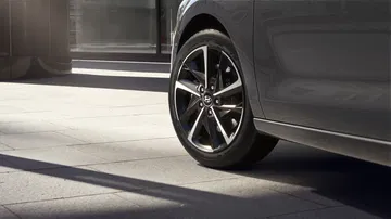 Vista enfocada en la rueda y parte lateral del Hyundai i30 Wagon 2024, destacando su diseño.