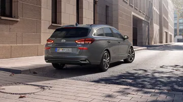 Vista dinámica del Hyundai i30 Wagon 2024, enfatizando su diseño moderno y líneas elegantes.
