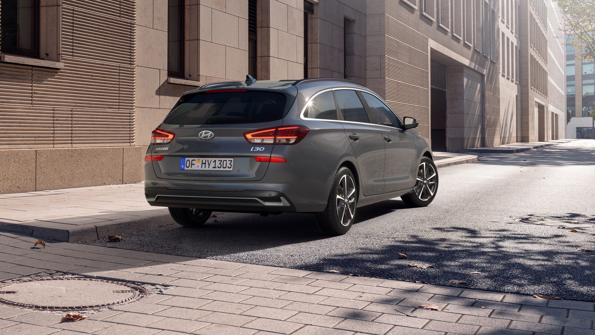 Vista dinámica del Hyundai i30 Wagon 2024, enfatizando su diseño moderno y líneas elegantes.