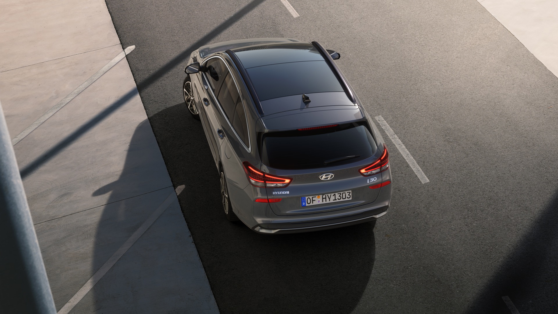 Vista aérea del Hyundai i30 Wagon 2024, mostrando su diseño trasero y techo.