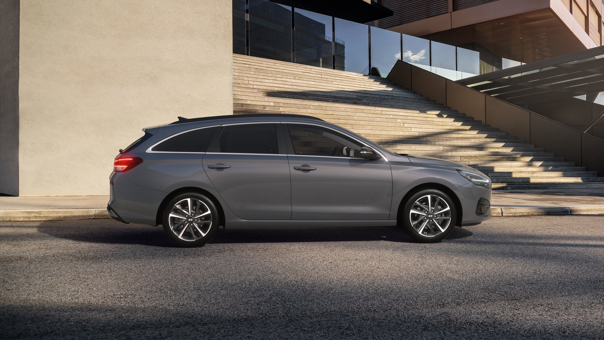 Vista lateral del Hyundai i30 Wagon 2024 que muestra su diseño aerodinámico.
