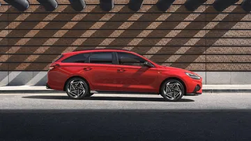 Vista lateral Hyundai i30 Wagon N Line exhibiendo su diseño aerodinámico