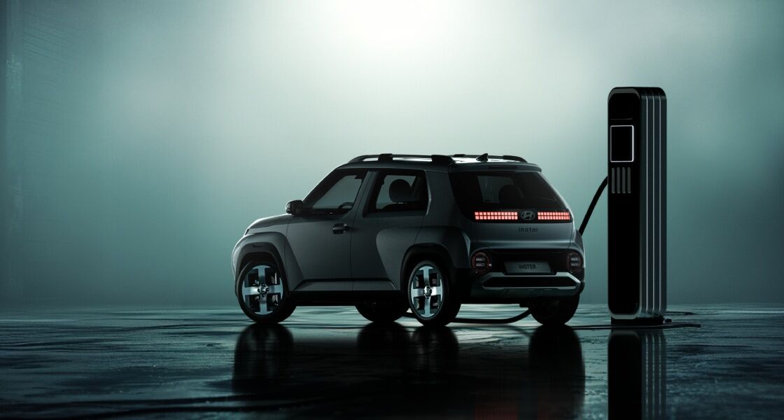 Vista trasera lateral del Hyundai Inster, destacando su estética aventurera.