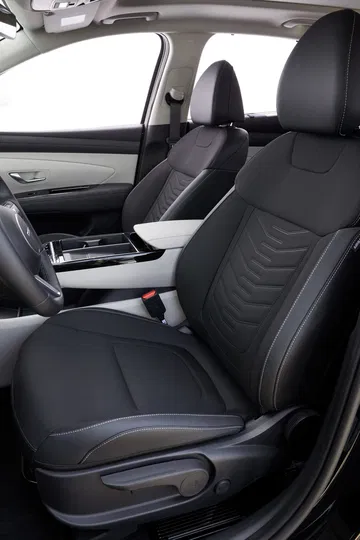 Asientos tapizados con materiales de calidad y dise&ntilde;o ergon&oacute;mico.