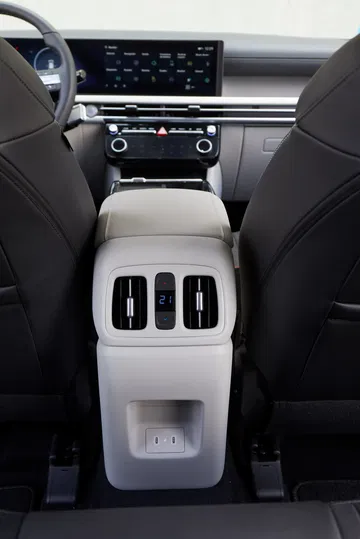 Vista detallada de la consola central del Hyundai Tucson 2024, destacando acabados y tecnolog&iacute;a.