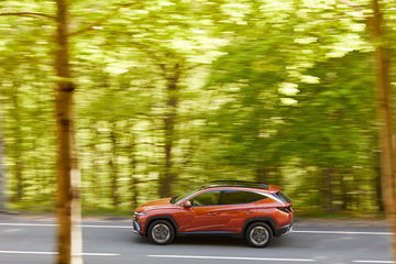 Vista dinámica lateral del Hyundai Tucson 2024 en movimiento.