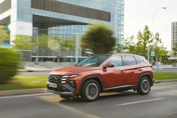 Vista dinámica del Hyundai Tucson 2024 en entorno urbano